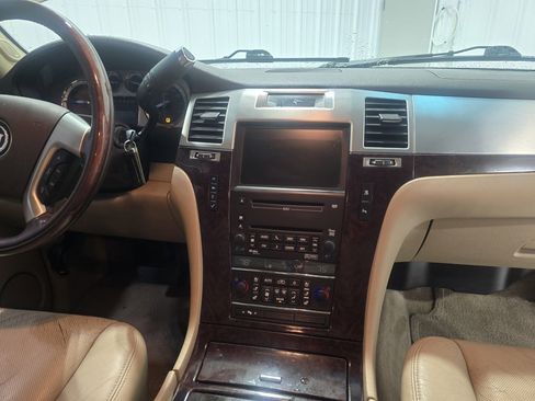 Used 2010 Cadillac Escalade Luxury image 31