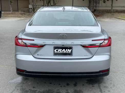 Used 2025 Toyota Camry SE FWD image 6