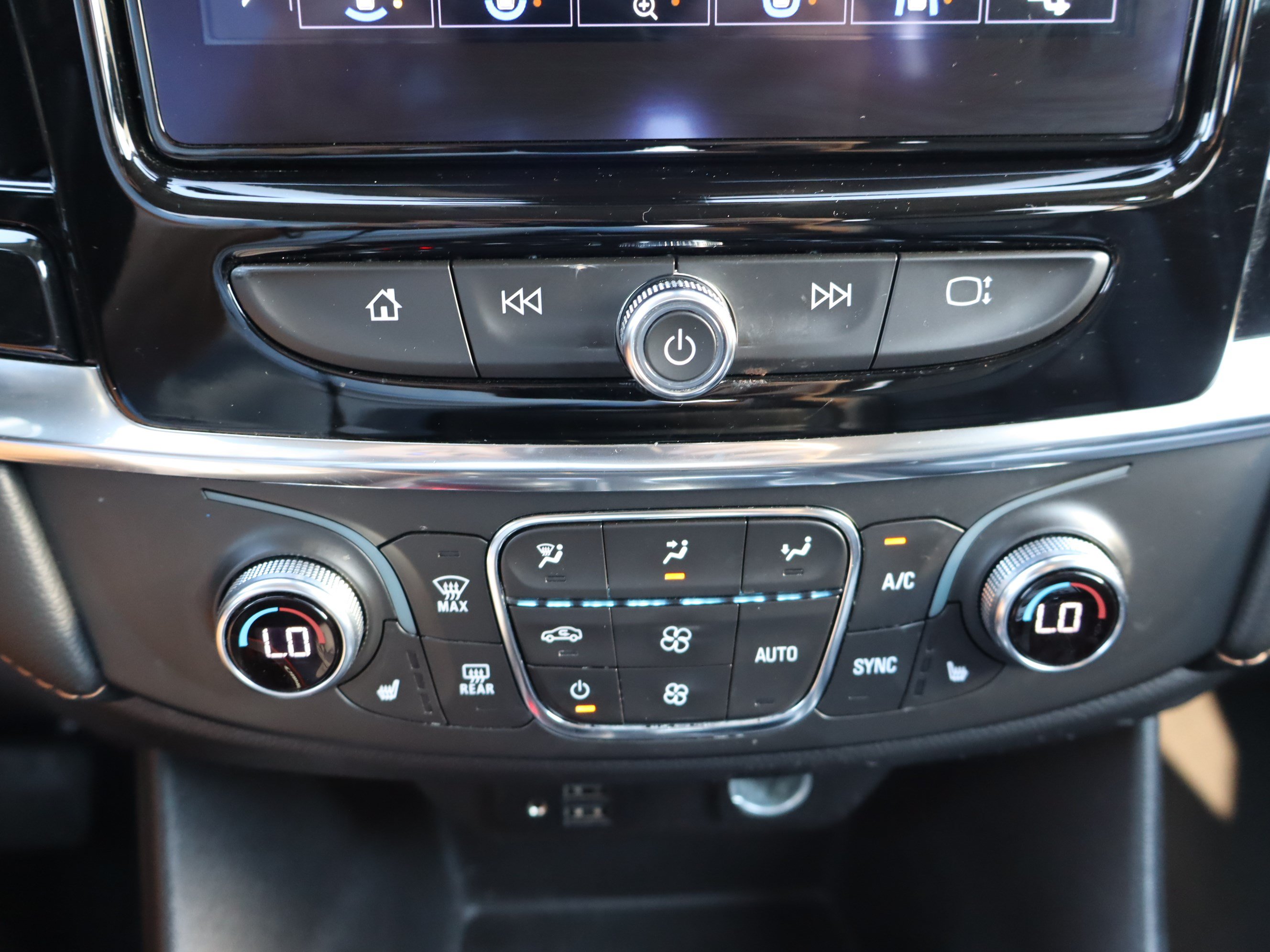Used 2021 Chevrolet Traverse RS FWD image 27