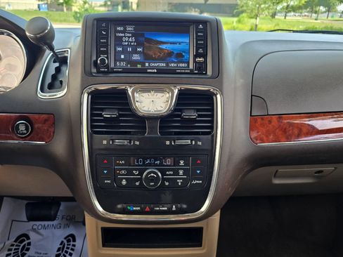 Used 2014 Chrysler Town & Country Touring-L w/ Driver Convenience Group FWD image 33