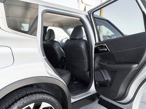 Used 2024 Mitsubishi Outlander SE image 14