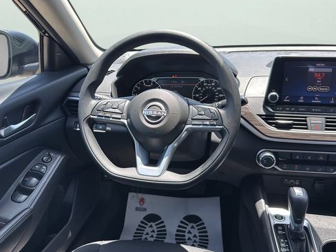 Used 2025 Nissan Altima 2.5 SV FWD image 13