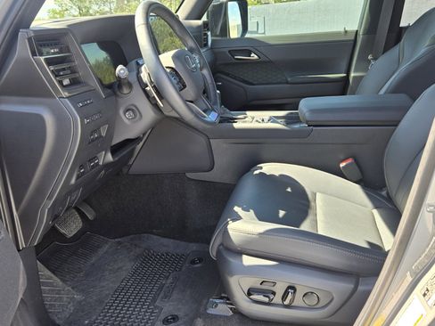 Used 2025 Lexus GX 550 w/ Accessory Package (32) AWD/4WD image 3