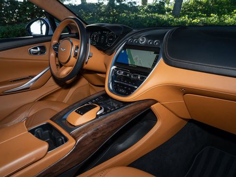 Used 2021 Aston Martin DBX image 14