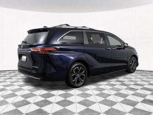 Used 2025 Toyota Sienna Platinum AWD/4WD image 19