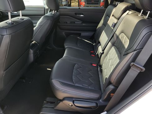 New 2026 Nissan Pathfinder Platinum image 18