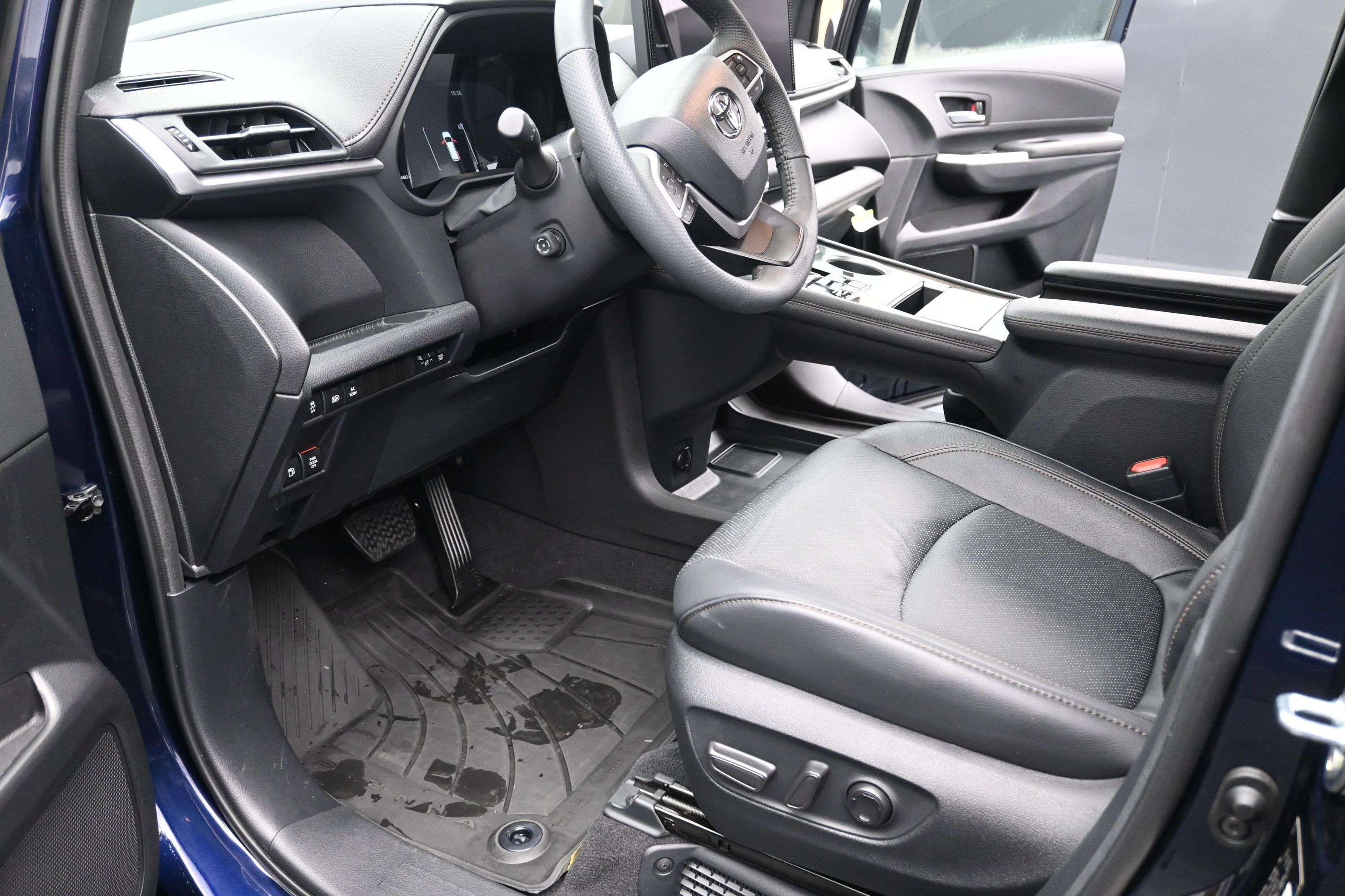 Used 2026 Toyota Sienna Limited FWD image 12