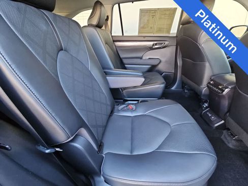 Used 2023 Toyota Highlander Platinum FWD image 17
