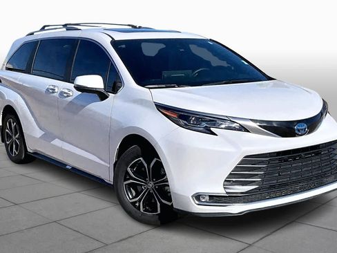 Used 2025 Toyota Sienna Platinum image 2