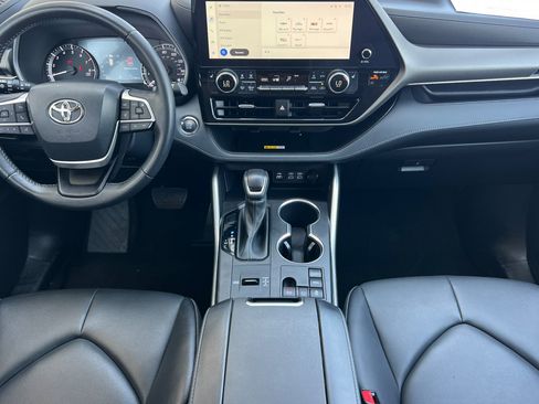 Used 2023 Toyota Highlander XLE FWD image 13