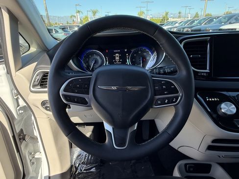Used 2023 Chrysler Pacifica Touring-L image 17