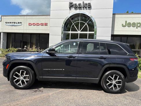Used 2023 Jeep Grand Cherokee Limited w/ Trailer Tow Prep Group (B) AWD/4WD image 3