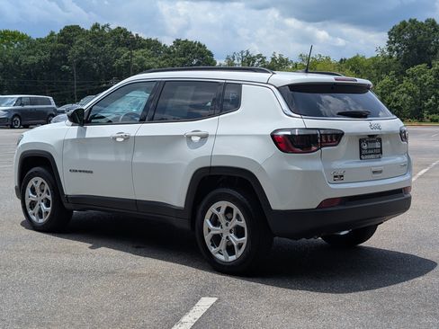 Used 2024 Jeep Compass Latitude AWD/4WD image 7