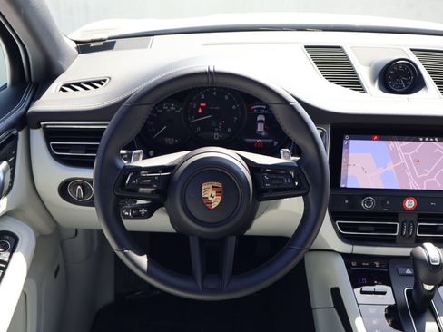 Certified 2025 Porsche Macan AWD/4WD image 15