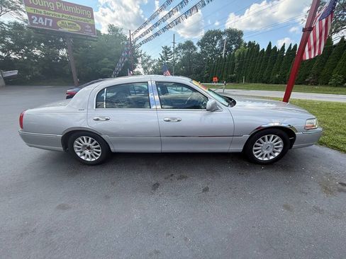 Used 2004 Lincoln Town Car Ultimate RWD image 2