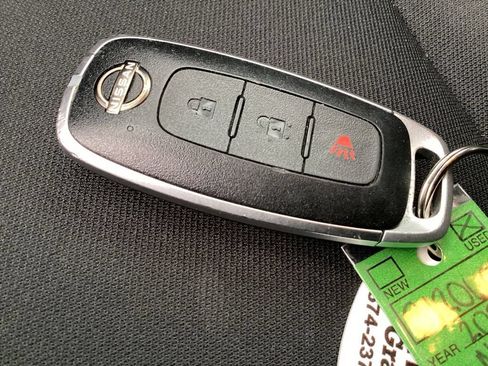 Used 2024 Nissan Rogue S FWD image 30