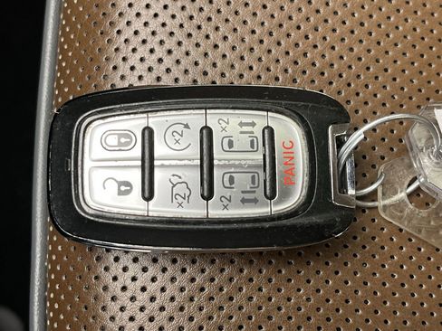 Used 2018 Chrysler Pacifica Limited w/ Tire & Wheel Group FWD image 27