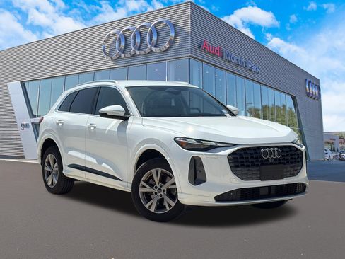 Used 2025 Audi Q5 Premium w/ Convenience Package AWD/4WD image 1