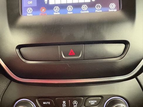 Used 2019 Jeep Cherokee Latitude Plus w/ Cold Weather Group AWD/4WD image 25