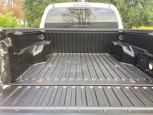 Used 2022 Toyota Tacoma TRD Off-Road w/ Technology Package AWD/4WD image 21