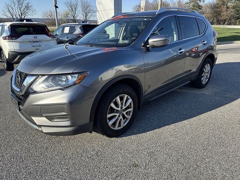 Used 2018 Nissan Rogue SV image 4