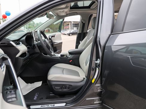 Certified 2025 Toyota RAV4 XLE Premium image 28