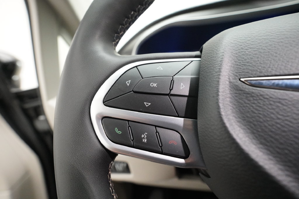 Used 2024 Chrysler Pacifica Limited FWD image 18