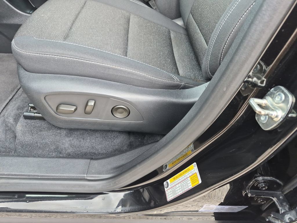 Used 2025 Chevrolet Traverse LT FWD image 16