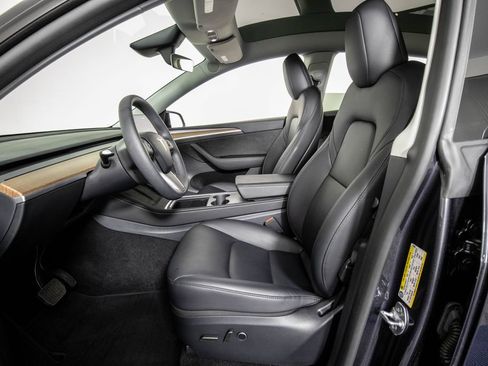 Used 2025 Tesla Model Y Long Range RWD image 9