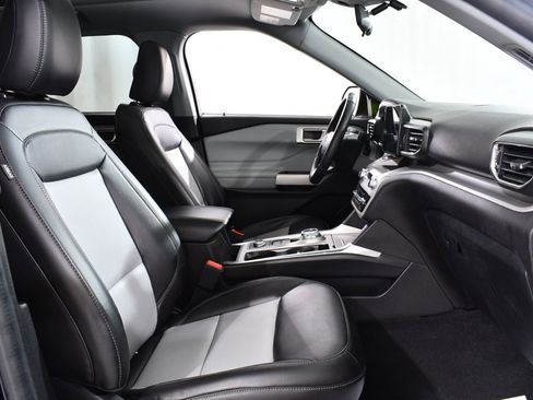 Used 2022 Ford Explorer XLT w/ Equipment Group 202A image 10