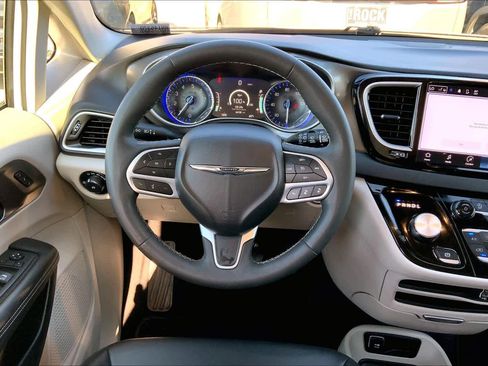 Certified 2024 Chrysler Pacifica Touring-L image 5