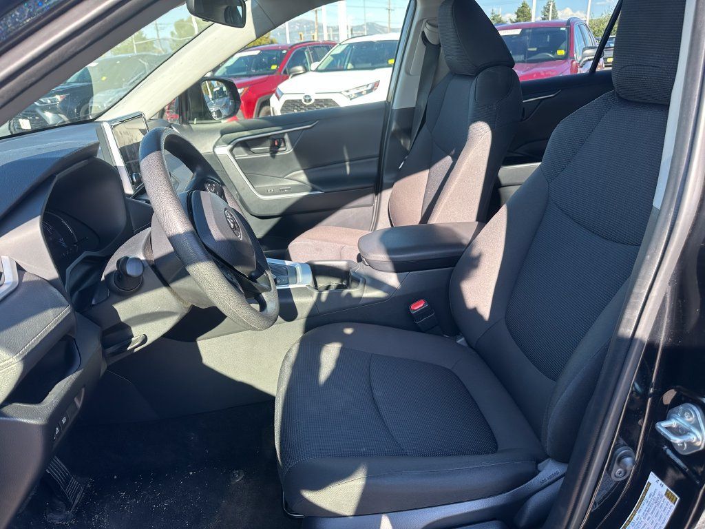 Used 2025 Toyota RAV4 LE AWD/4WD image 4