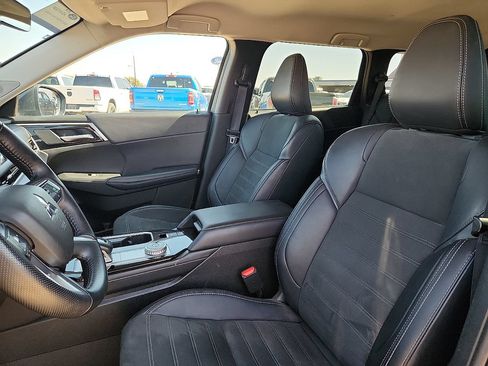 Used 2025 Mitsubishi Outlander SE FWD image 8