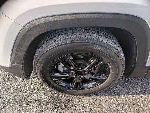 Used 2022 GMC Terrain SLE image 25