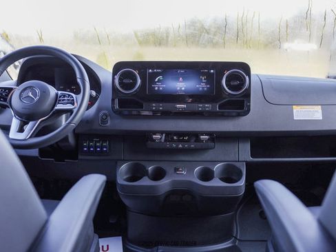 Used 2024 Mercedes-Benz Sprinter 2500 image 45