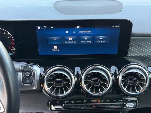 Used 2024 Mercedes-Benz GLB 250 image 28