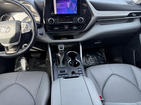 Used 2023 Toyota Highlander XLE image 16