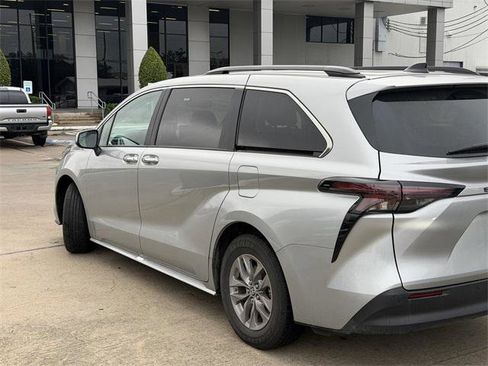 Certified 2024 Toyota Sienna XLE image 7