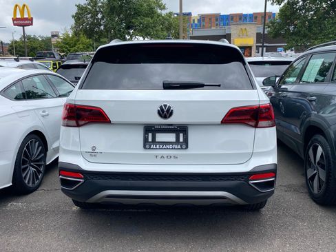 Used 2023 Volkswagen Taos SE w/ Panoramic Sunroof Package FWD image 2