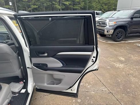 Used 2015 Toyota Highlander XLE FWD image 25
