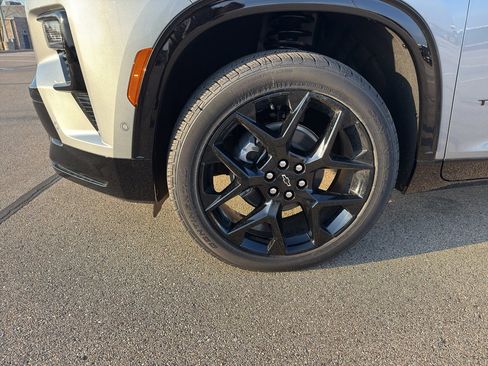 New 2026 Chevrolet Traverse RS w/ LPO, Floor Liner Package AWD/4WD image 9