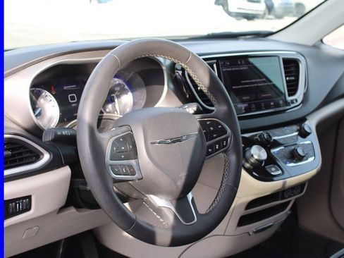 Used 2023 Chrysler Pacifica Touring-L image 16