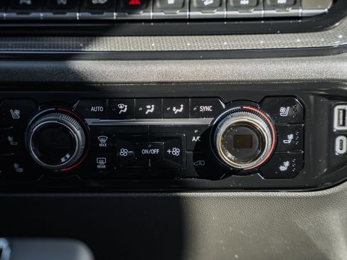 Used 2024 Chevrolet Silverado 1500 ZR2 w/ Technology Package image 32