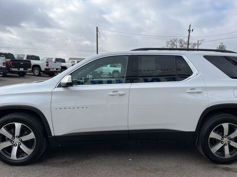 Used 2022 Chevrolet Traverse LT w/ LT Premium Package AWD/4WD image 9