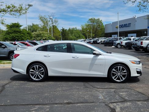 Used 2019 Chevrolet Malibu Premier w/ Sun and Wheel Package FWD image 2