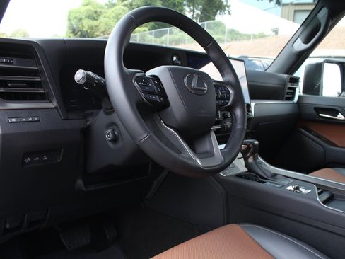 Used 2024 Lexus GX 550 w/ Cold Area Package AWD/4WD image 34