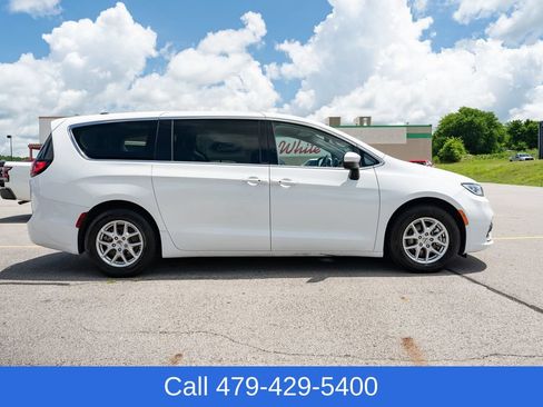 Used 2023 Chrysler Pacifica Touring-L FWD image 7