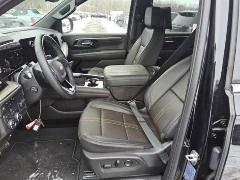 Used 2025 Chevrolet Suburban High Country image 3