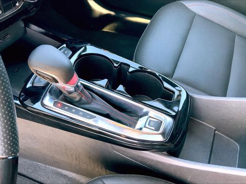 Used 2025 Chevrolet Trax RS w/ Sunroof Package image 17