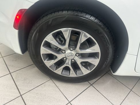 Used 2025 Chrysler Pacifica Pinnacle FWD image 15